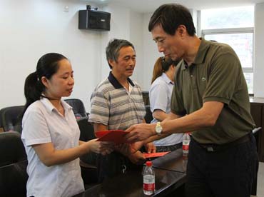 省總工會(huì)黨組書記、副主席陳震一行到順昌虹潤精密儀器有限公司慰問困難職工